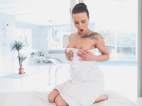 Lita Phoenix : Hot babe comes to a full-body massage and a bright orgasm : sex scene #2